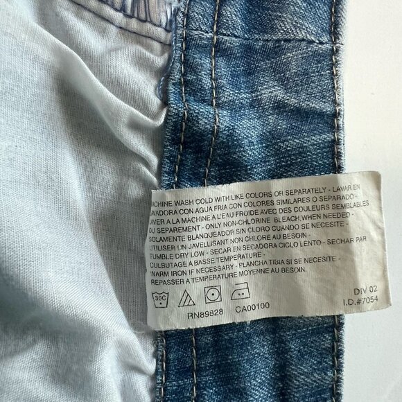 Womens Gloria Vanderbilt Capri Denim Jeans Light Wash Size 6 Meas 26x20 Slits - Picture 13 of 14